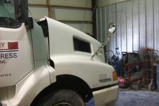 1998 VOLVO VNL64T610 Salvage
