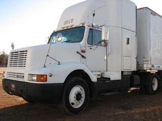 1995 IHC 8200 Single Axle w/Spleeper "Quick Bid 1 day only" Salvage