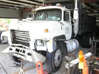 1996 Mack RD688S dump truck Salvage