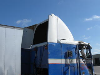 1998 Freightliner Model FLB9064T Salvage 1998 Freightliner Model FLB9064T Salvage
