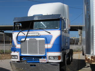 1998 Freightliner Model FLB9064T Salvage 1998 Freightliner Model FLB9064T Salvage