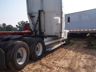 1998 Freightliner FLD12064ST Salvage